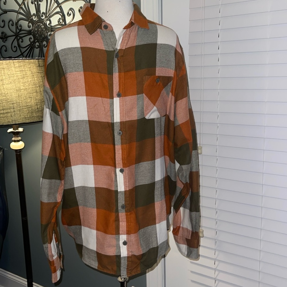 Like new, tags removed and tried on. Never worn. Men’s Lightweight Flannel.